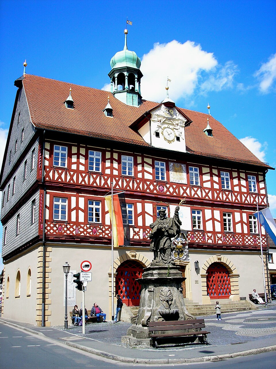 Umzug von Bad Staffelstein nach Zypern per Palette: Rathaus Staffelstein in Bad Staffelstein – Foto: Michael Sander, CC BY-SA 3.0, via Wikimedia Commons Umzug von Bad Staffelstein nach Zypern per Palette: Rathaus Staffelstein in Bad Staffelstein