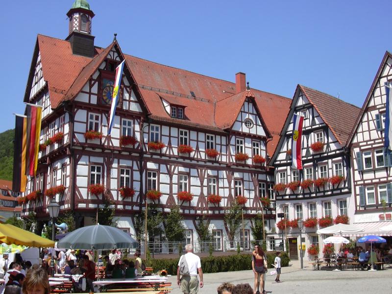 Umzug von Bad Urach nach Zypern per Container: Stadtansicht Bad Urach – Foto: Ssch, CC BY-SA 3.0, via Wikimedia Commons Umzug von Bad Urach nach Zypern per Container: Stadtansicht Bad Urach