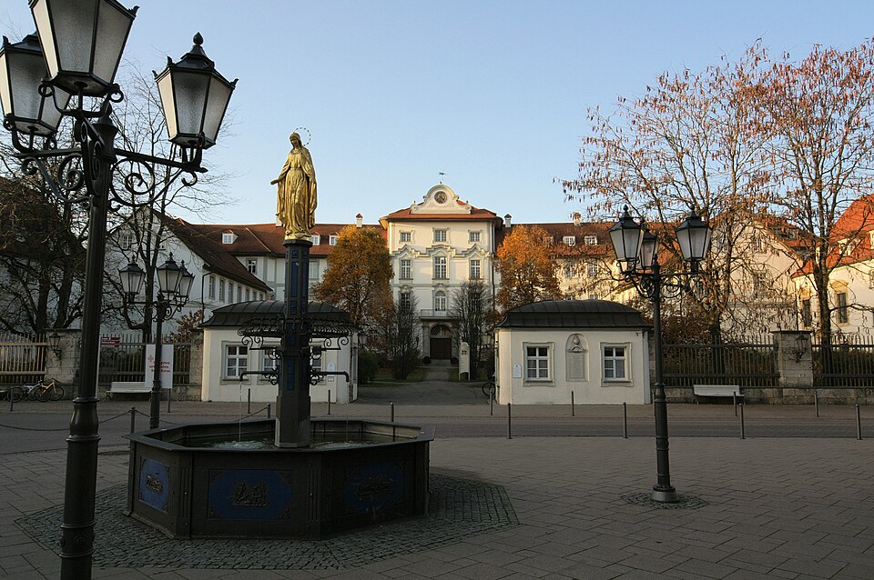 Umzug von Bad Wurzach nach Zypern per Palette: Schloss und Stadtbrunnen in Bad Wurzach – Foto: Okona, CC BY-SA 2.5, via Wikimedia Commons Umzug von Bad Wurzach nach Zypern per Palette: Schloss und Stadtbrunnen in Bad Wurzach