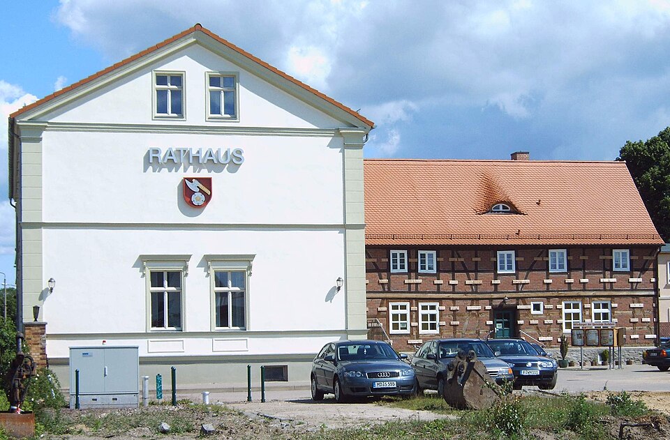 Umzug von Barleben nach Zypern per Container: Barleben Rathaus – Foto: Olaf2, CC BY-SA 3.0, via Wikimedia Commons Umzug von Barleben nach Zypern per Container: Barleben Rathaus
