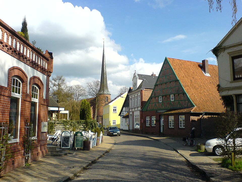 Umzug von Barmstedt nach Zypern per Container: Blick zur Kirche in Barmstedt – Foto: PodracerHH at German Wikipedia, CC BY-SA 3.0, via Wikimedia Commons Umzug von Barmstedt nach Zypern per Container: Blick zur Kirche in Barmstedt