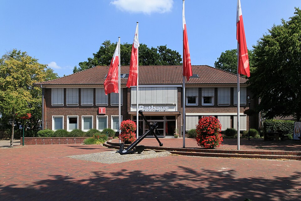 Umzug von Barßel nach Zypern per Container: Theodor-Klinker-Platz + Rathaus ies in Barßel – Foto: Frank Vincentz, CC BY-SA 3.0, via Wikimedia Commons Umzug von Barßel nach Zypern per Container: Theodor-Klinker-Platz + Rathaus ies in Barßel