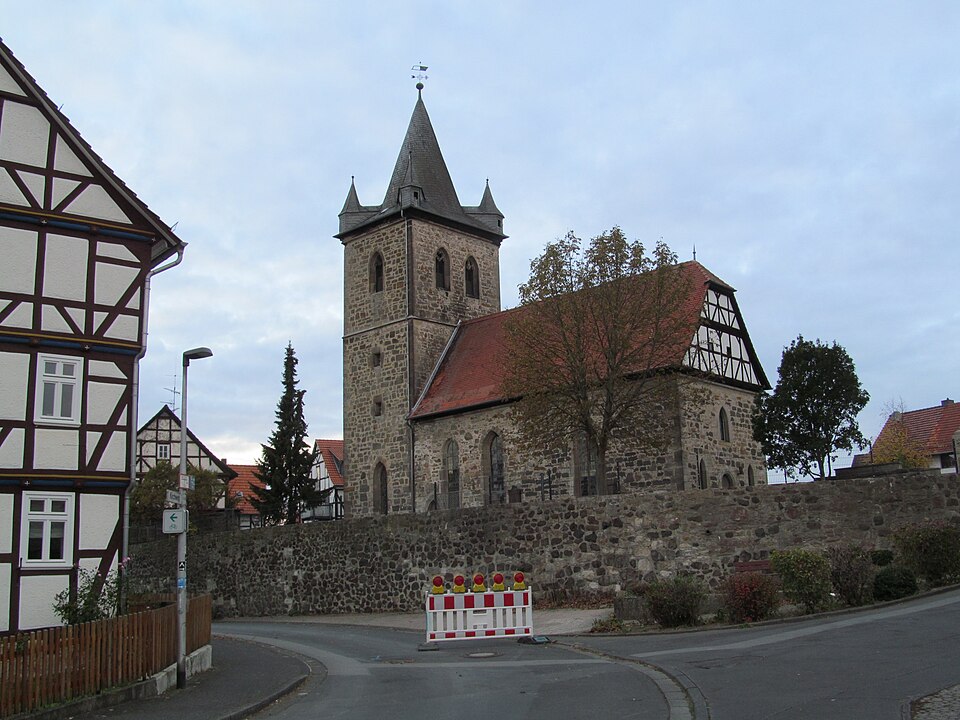 Umzug von Baunatal nach Zypern per Container: Kirche, Unter den Linden Großenritte, Baunatal, Landkreis Kassel – Foto: GeorgDerReisende, CC BY-SA 4.0, via Wikimedia Commons Umzug von Baunatal nach Zypern per Container: Kirche, Unter den Linden Großenritte, Baunatal, Landkreis Kassel