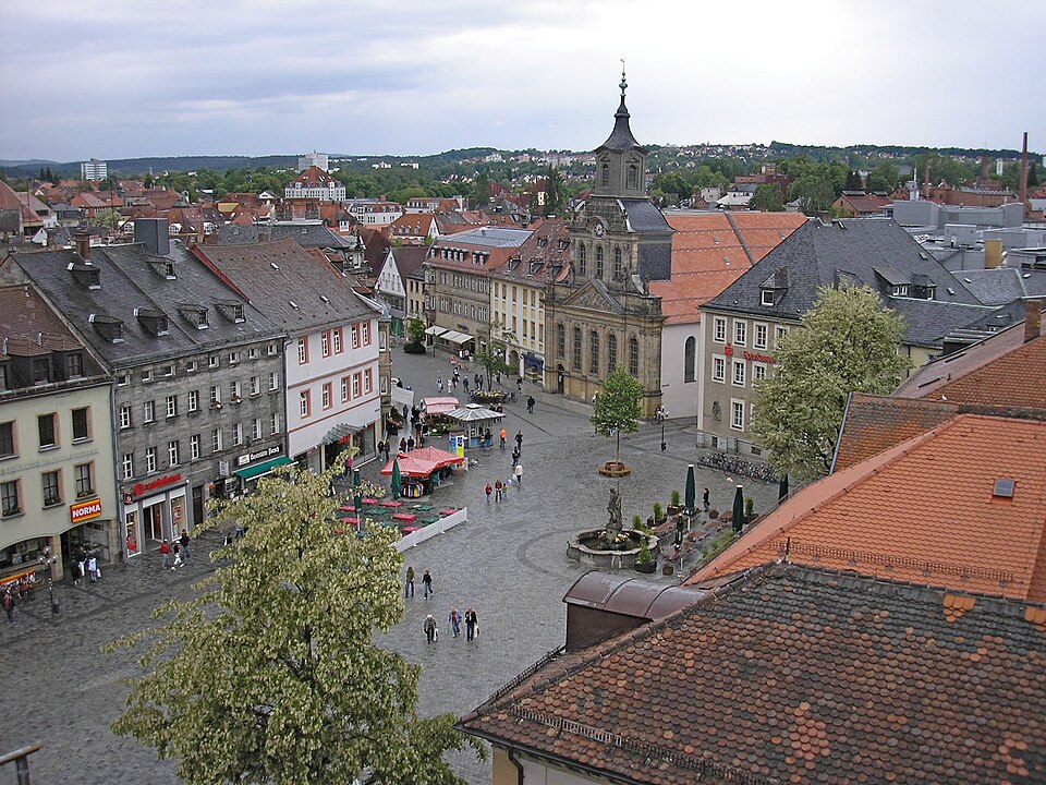 Umzug von Bayreuth nach Zypern per Container: Marktplatz Bayreuth – Foto: Michael Sander, CC BY-SA 3.0, via Wikimedia Commons Umzug von Bayreuth nach Zypern per Container: Marktplatz Bayreuth