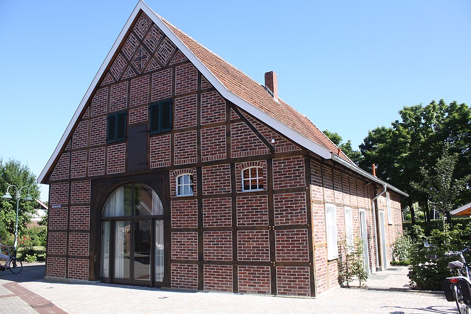 Umzug von Beelen nach Zypern per Container: Beelen Haus Heuer – Foto: Daniel Brockpähler, CC BY-SA 3.0, via Wikimedia Commons Umzug von Beelen nach Zypern per Container: Beelen Haus Heuer