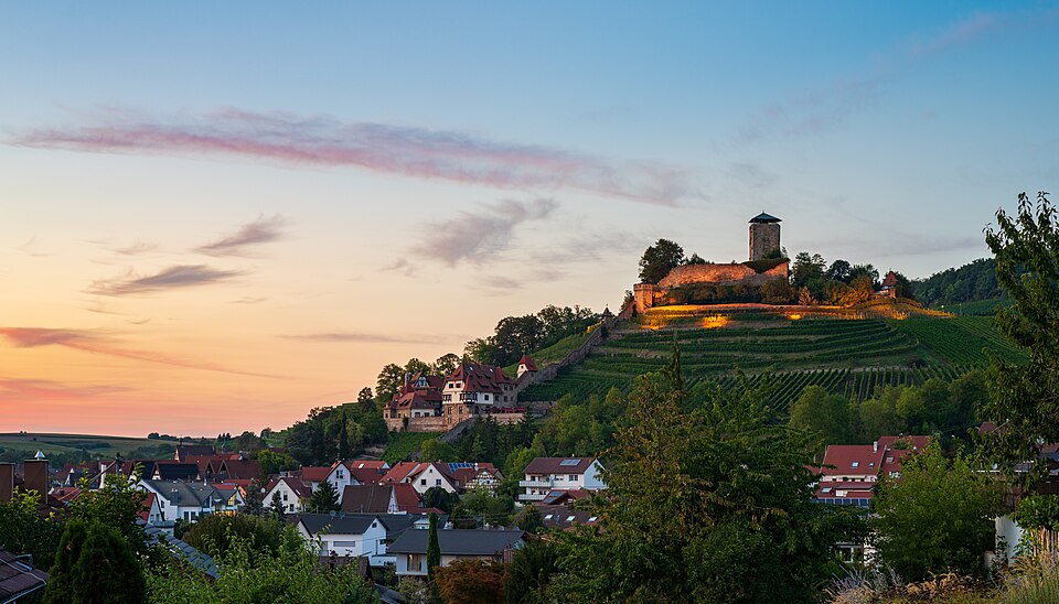 Umzug von Beilstein nach Zypern per Container: Burg Hohenbeilstein und Unteres Schloss, Ansicht vom Brückerweg nach – Foto: Roman Eisele, CC BY-SA 4.0, via Wikimedia Commons Umzug von Beilstein nach Zypern per Container: Burg Hohenbeilstein und Unteres Schloss, Ansicht vom Brückerweg nach
