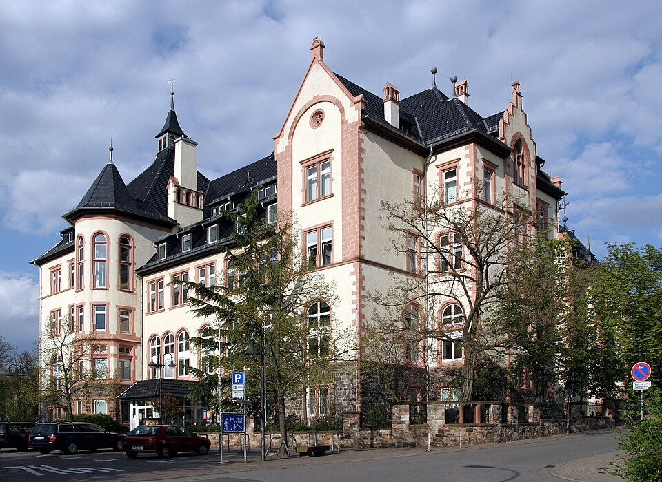 Umzug von Bensheim nach Zypern per Container: Rathaus Bensheim – Foto: Kuebi = Armin Kübelbeck, CC BY-SA 3.0, via Wikimedia Commons Umzug von Bensheim nach Zypern per Container: Rathaus Bensheim
