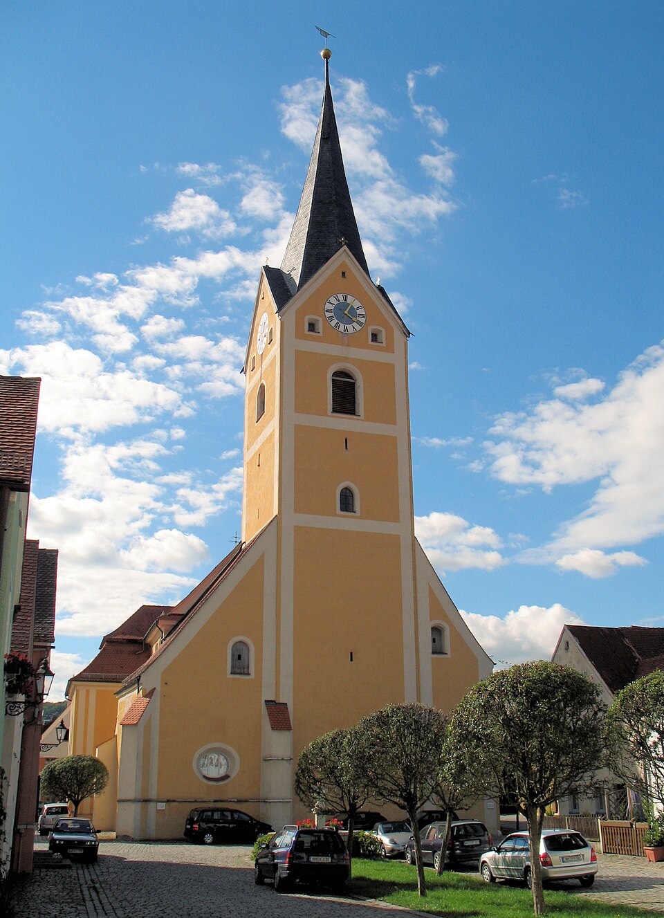 Umzug von Berching nach Zypern per Container: Stadtpfarrkirche Mariä Himmelfahrt (Berching) – Foto: Journey234, Public domain, via Wikimedia Commons Umzug von Berching nach Zypern per Container: Stadtpfarrkirche Mariä Himmelfahrt (Berching)