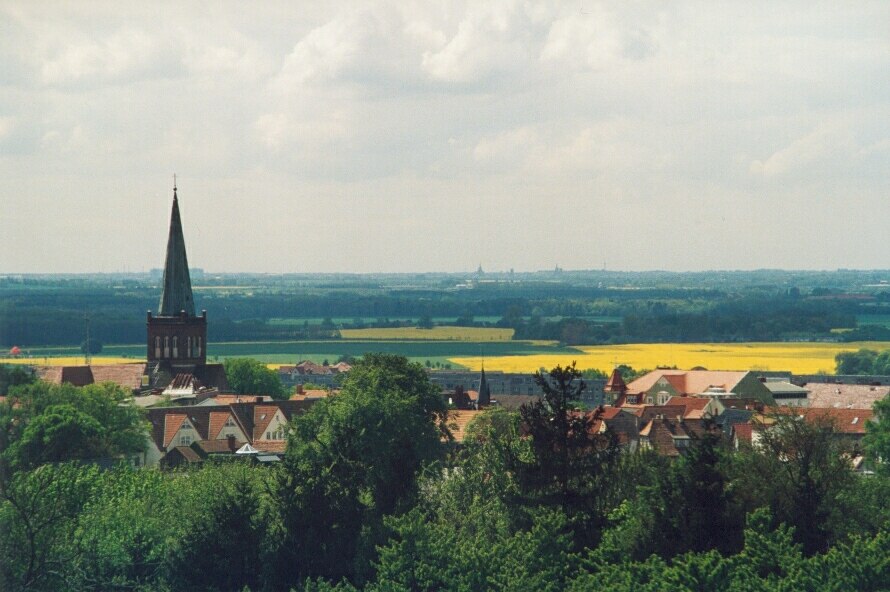 Umzug von Bergen auf Rügen nach Zypern per Palette: Bergen-auf-ruegen-rugard-turm-blick-suedwest-bergen-stralsund thfr in Ber – Foto: Thomas Freibier (THFR), CC BY-SA 3.0, via Wikimedia Commons Umzug von Bergen auf Rügen nach Zypern per Palette: Bergen-auf-ruegen-rugard-turm-blick-suedwest-bergen-stralsund thfr in Ber