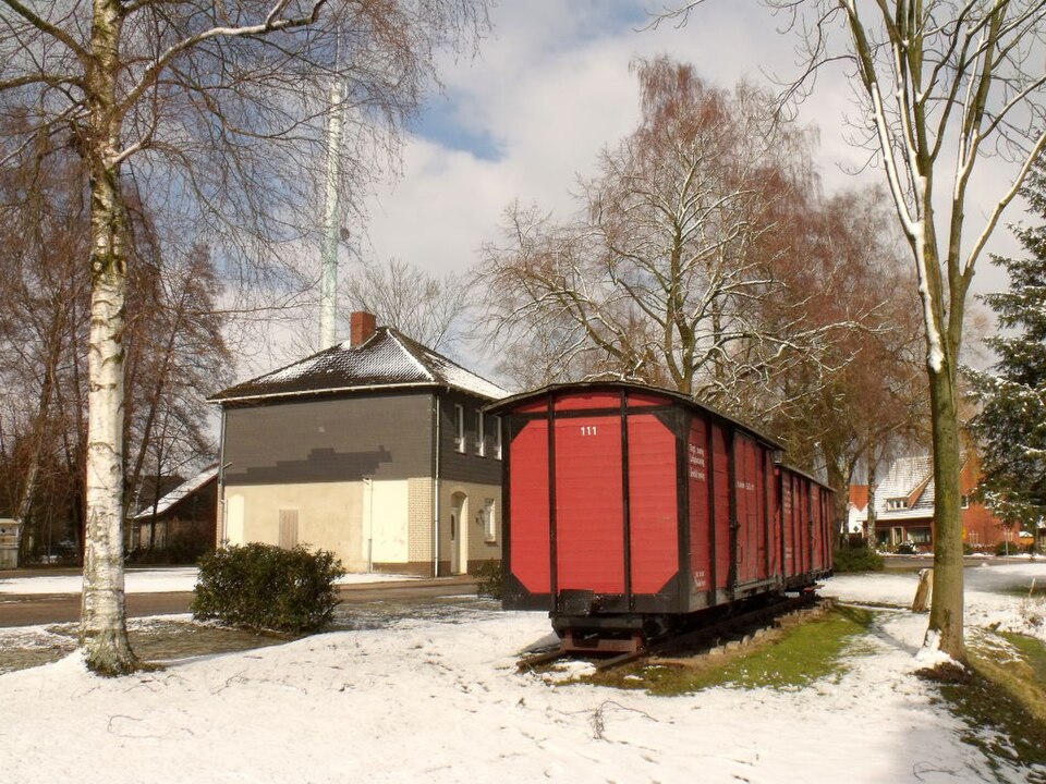 Umzug von Bergen nach Zypern per Palette: Kleinbahndenkmal Berge in Bergen – Foto: User:Stefan Kunzmann, CC BY-SA 4.0, via Wikimedia Commons Umzug von Bergen nach Zypern per Palette: Kleinbahndenkmal Berge in Bergen