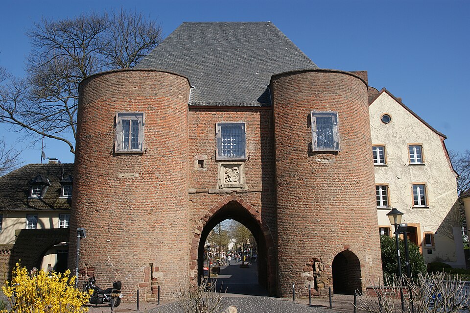 Umzug von Bergheim nach Zypern per Container: Aachener Tor in Bergheim – Foto: Tohma (talk), CC BY-SA 4.0, via Wikimedia Commons Umzug von Bergheim nach Zypern per Container: Aachener Tor in Bergheim