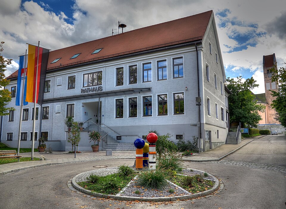 Umzug von Bergkirchen nach Zypern per Container: Bergkirchen, Rathaus – Foto: Richard Huber, CC BY-SA 3.0, via Wikimedia Commons Umzug von Bergkirchen nach Zypern per Container: Bergkirchen, Rathaus
