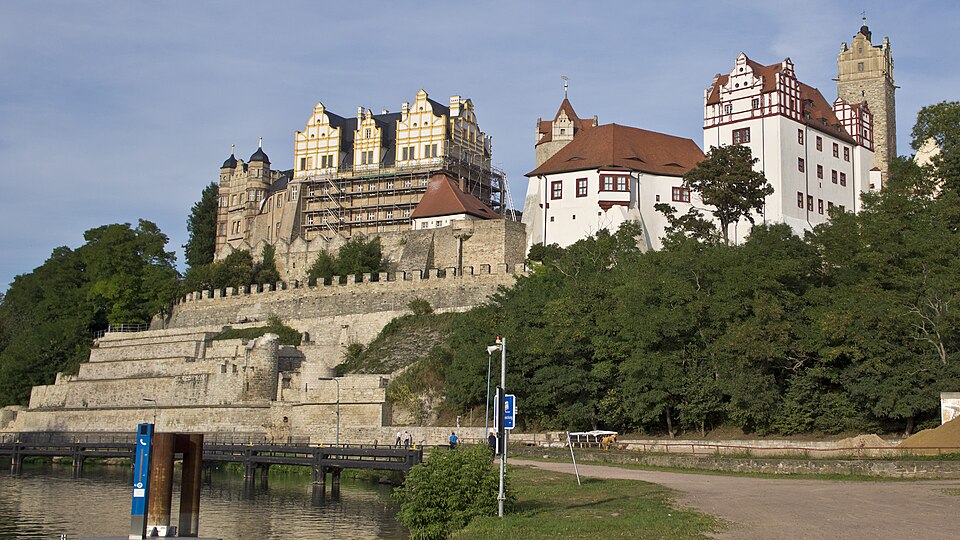 Umzug von Bernburg (Saale) nach Zypern per Container: Bernburg Schloss gesehen von der Saale in Bernburg (Saale) – Foto: Meiert, CC BY-SA 3.0, via Wikimedia Commons Umzug von Bernburg (Saale) nach Zypern per Container: Bernburg Schloss gesehen von der Saale in Bernburg (Saale)