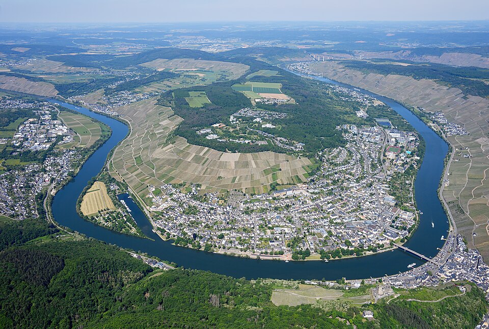 Umzug von Bernkastel-Kues nach Zypern per Container: Aerial image of the Moselle in Bernkastel-Kues (view from the southeast) – Foto: Carsten Steger, CC BY-SA 4.0, via Wikimedia Commons Umzug von Bernkastel-Kues nach Zypern per Container: Aerial image of the Moselle in Bernkastel-Kues (view from the southeast)