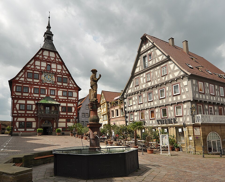 Umzug von Besigheim nach Zypern per Container: BesigheimMarktplatz – Foto: Mussklprozz, CC BY-SA 3.0, via Wikimedia Commons Umzug von Besigheim nach Zypern per Container: BesigheimMarktplatz