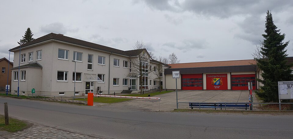Umzug von Bestensee nach Zypern per Container: Rathaus und Feuerwehr in Bestensee N – Foto: Hans G. Oberlack, CC BY-SA 4.0, via Wikimedia Commons Umzug von Bestensee nach Zypern per Container: Rathaus und Feuerwehr in Bestensee N