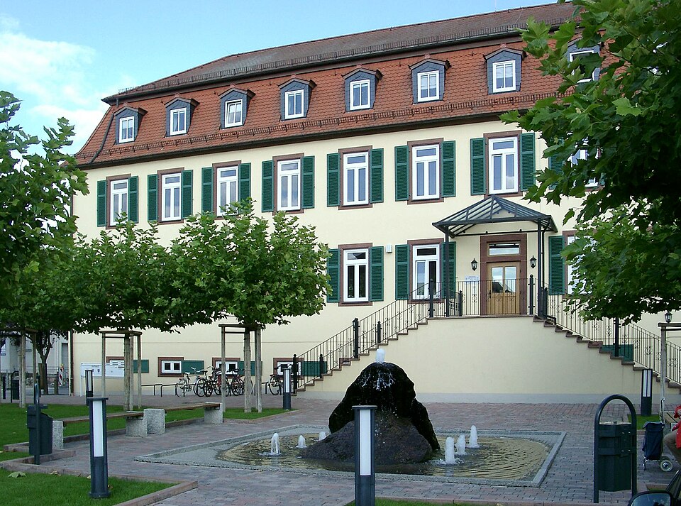 Umzug von Bickenbach nach Zypern per Container: Bickenbach Rathaus – Foto: Rudolf Stricker, Public domain, via Wikimedia Commons Umzug von Bickenbach nach Zypern per Container: Bickenbach Rathaus