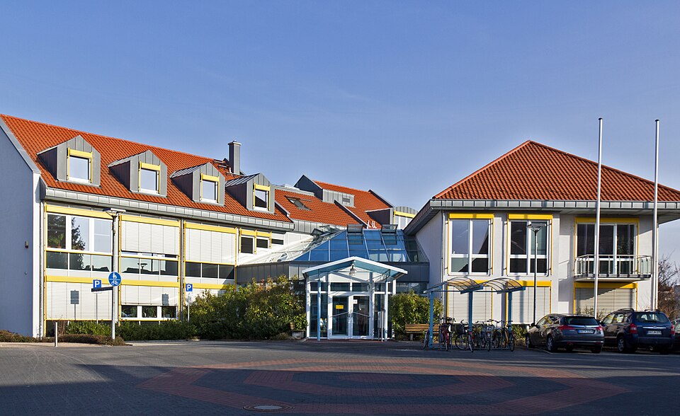 Umzug von Biebesheim nach Zypern per Container: Biebesheim Rathaus – Foto: Rudolf Stricker, Attribution, via Wikimedia Commons Umzug von Biebesheim nach Zypern per Container: Biebesheim Rathaus