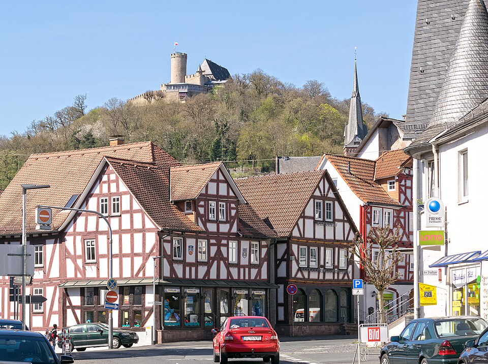 Umzug von Biedenkopf nach Zypern per Container: Biedenkopf mit Schloss – Foto: Hydro, CC BY-SA 4.0, via Wikimedia Commons Umzug von Biedenkopf nach Zypern per Container: Biedenkopf mit Schloss