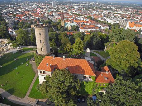 Umzug von Bielefeld nach Zypern per Container: Sparrenburg innovative sights in Bielefeld – Foto: InnovativeSights, CC BY-SA 3.0, via Wikimedia Commons Umzug von Bielefeld nach Zypern per Container: Sparrenburg innovative sights in Bielefeld