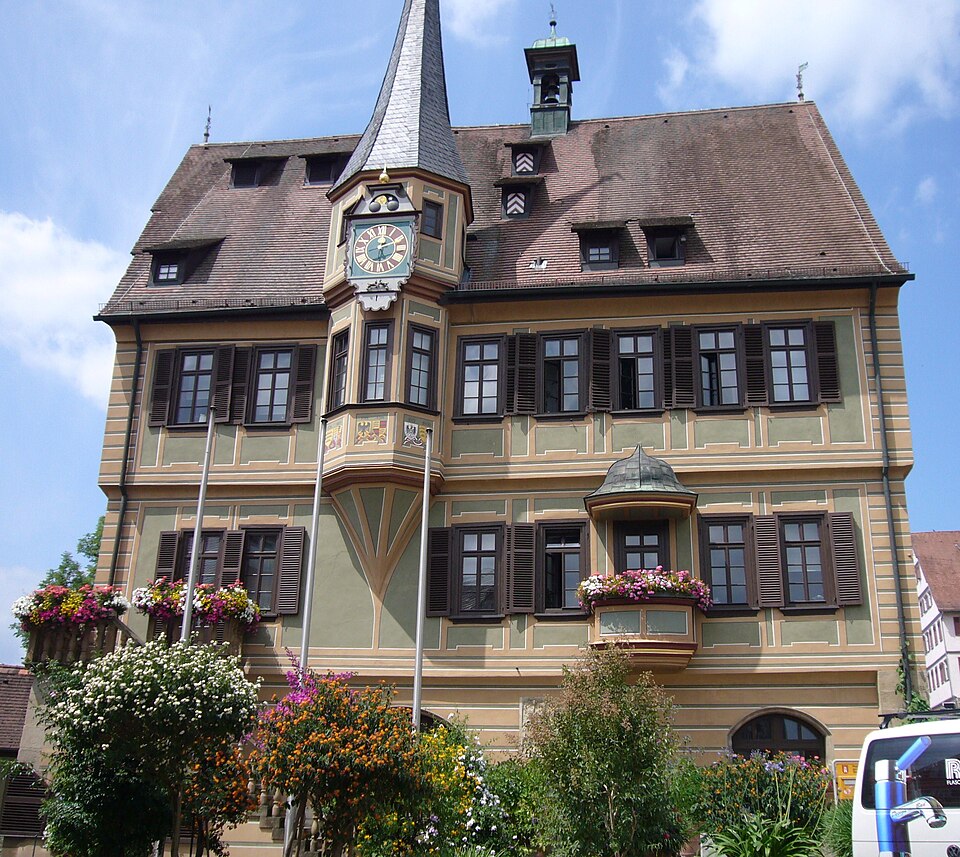 Umzug von Bietigheim-Bissingen nach Zypern per Container: Bietigheim-Bissingen, Rathaus – Foto: Ĝù dis-le-moi / Ĝù at German Wikipedia, Public domain, via Wikimedia Commons Umzug von Bietigheim-Bissingen nach Zypern per Container: Bietigheim-Bissingen, Rathaus