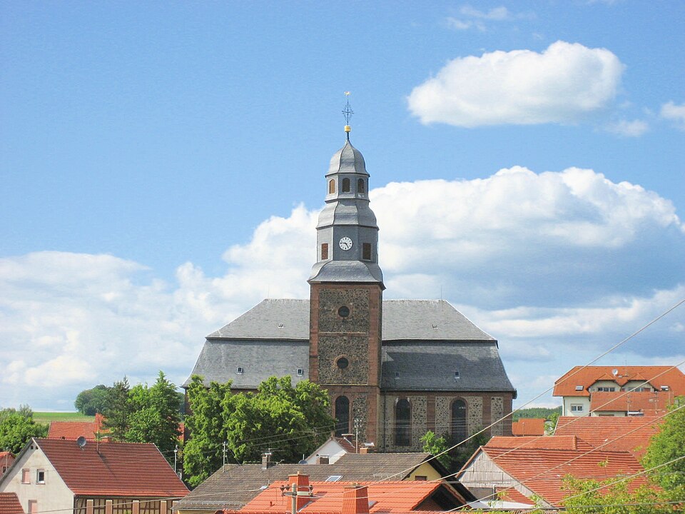 Umzug von Birstein nach Zypern per Container: Vogelsberger Dom in Unterreichenbach in Birstein – Foto: The todd, CC BY-SA 3.0, via Wikimedia Commons Umzug von Birstein nach Zypern per Container: Vogelsberger Dom in Unterreichenbach in Birstein