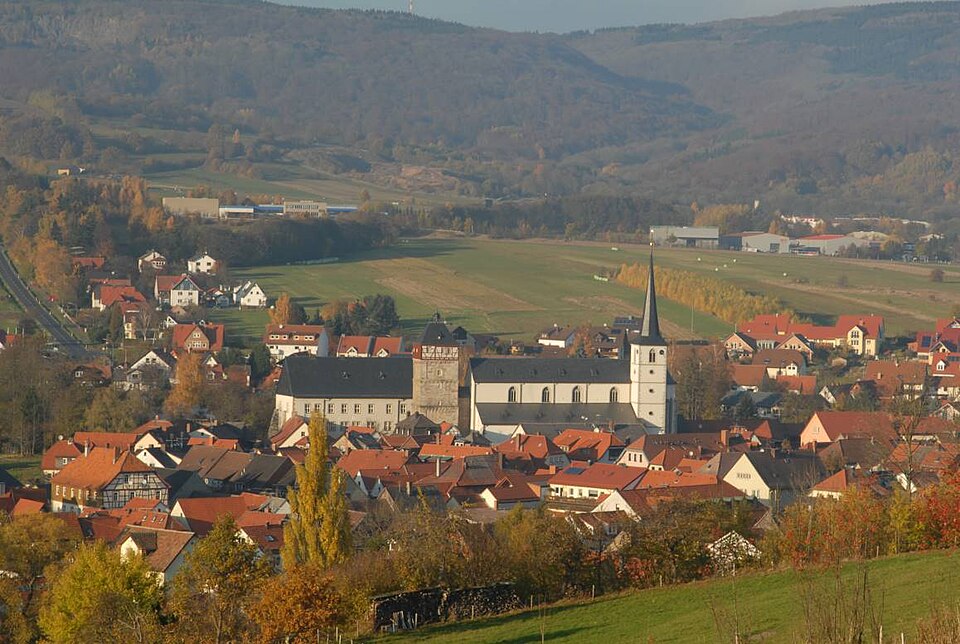 Umzug von Bischofsheim in der Rhön nach Zypern per Container: Bischofsheim Südansicht in Bischofsheim in der Rhön – Foto: Bbb, CC BY-SA 1.0, via Wikimedia Commons Umzug von Bischofsheim in der Rhön nach Zypern per Container: Bischofsheim Südansicht in Bischofsheim in der Rhön