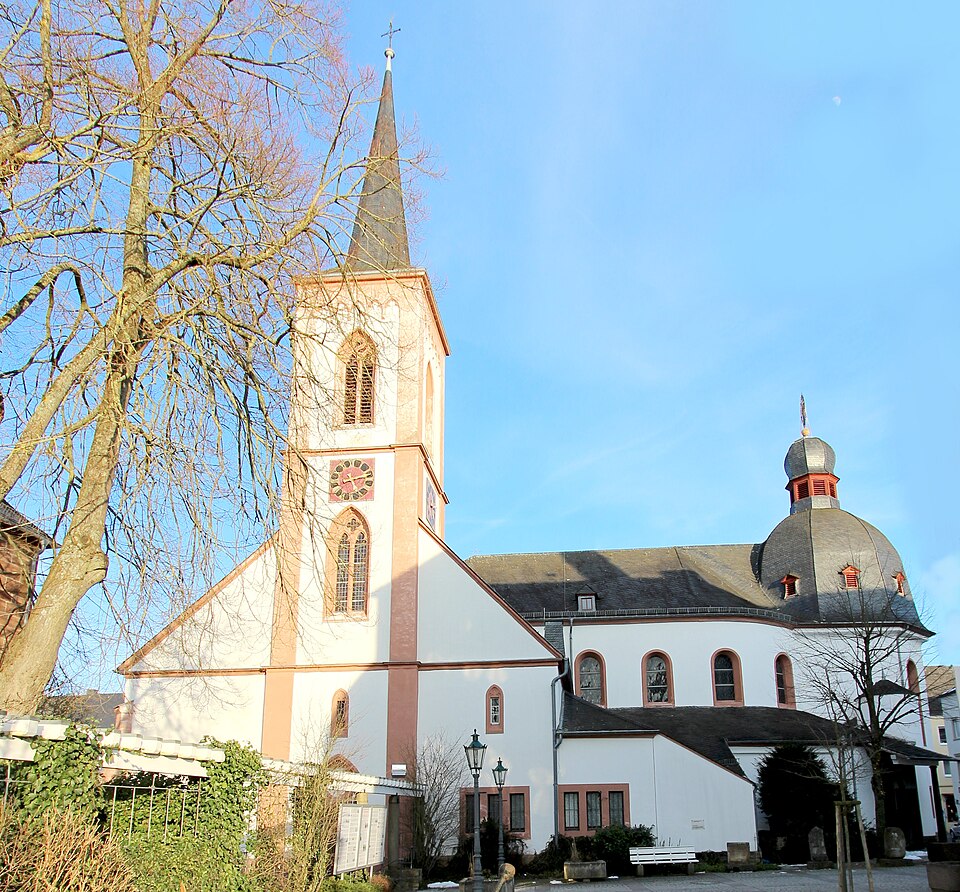 Umzug von Bitburg nach Zypern per Container: Bitburg (Eifel); Katholische Pfarrkirche Liebfrauen a – Foto: Colling-architektur, CC BY-SA 3.0, via Wikimedia Commons Umzug von Bitburg nach Zypern per Container: Bitburg (Eifel); Katholische Pfarrkirche Liebfrauen a