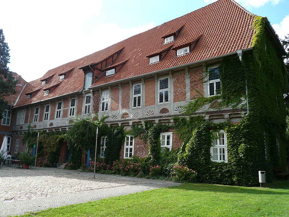 Umzug von Bleckede nach Zypern per Container: ElbSchloss Bleckede – Foto: Ronald Preuß, CC BY-SA 2.0, via Wikimedia Commons Umzug von Bleckede nach Zypern per Container: ElbSchloss Bleckede