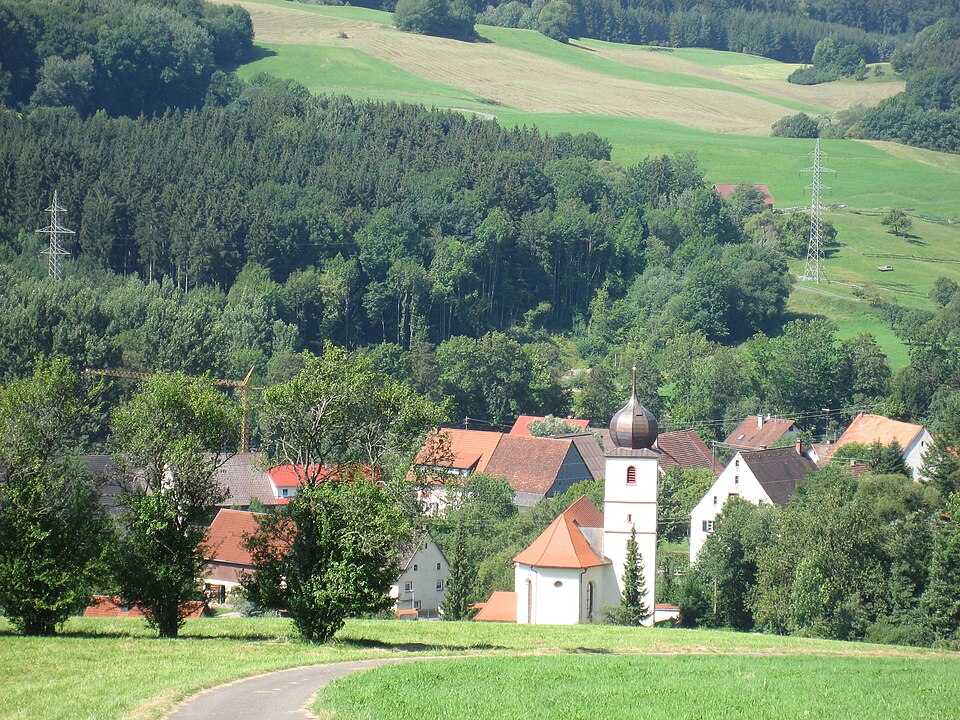 Umzug von Blumberg nach Zypern per Container: View over Achdorf in Blumberg – Foto: Stephen Lea, CC BY-SA 4.0, via Wikimedia Commons Umzug von Blumberg nach Zypern per Container: View over Achdorf in Blumberg
