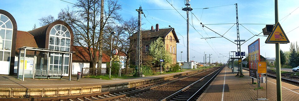 Umzug von Bobenheim-Roxheim nach Zypern per Container: Bobenheim-Roxheimer Bahnhof- auf Bahnsteig zu Gleis Richtung Ludwigsha – Foto: Wikimedia-User Jivee Blau, CC BY-SA 3.0, via Wikimedia Commons Umzug von Bobenheim-Roxheim nach Zypern per Container: Bobenheim-Roxheimer Bahnhof- auf Bahnsteig zu Gleis Richtung Ludwigsha