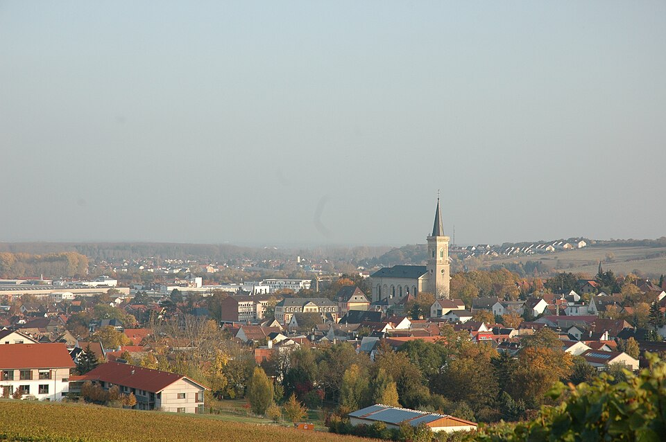 Umzug von Bodenheim nach Zypern per Container: Stadtansicht Bodenheim – Foto: Vera Buhl, CC BY-SA 3.0, via Wikimedia Commons Umzug von Bodenheim nach Zypern per Container: Stadtansicht Bodenheim