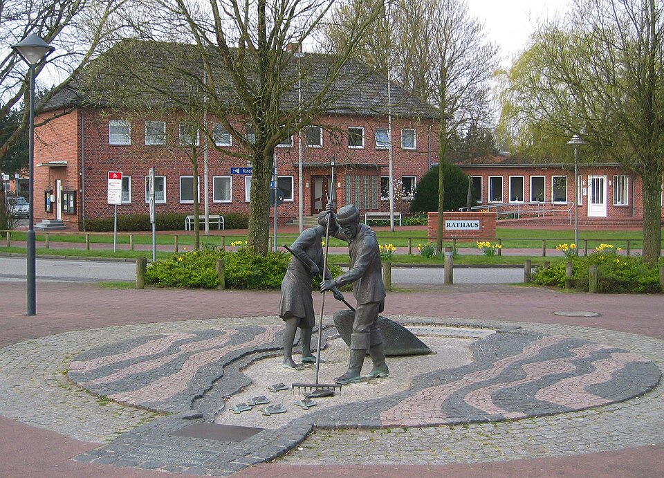 Umzug von Böhlen nach Zypern per Container: St Peter Dorf Rathaus Jan und Gret in Böhlen – Foto: Photo by User ES01 – de.wikipedia.org, CC BY-SA 3.0, via Wikimedia Commons Umzug von Böhlen nach Zypern per Container: St Peter Dorf Rathaus Jan und Gret in Böhlen