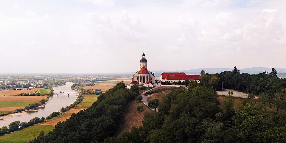 Umzug von Bogen nach Zypern per Container: Bogenberg Wallfahrtskirche – Foto: SimonWaldherr, CC BY-SA 4.0, via Wikimedia Commons Umzug von Bogen nach Zypern per Container: Bogenberg Wallfahrtskirche