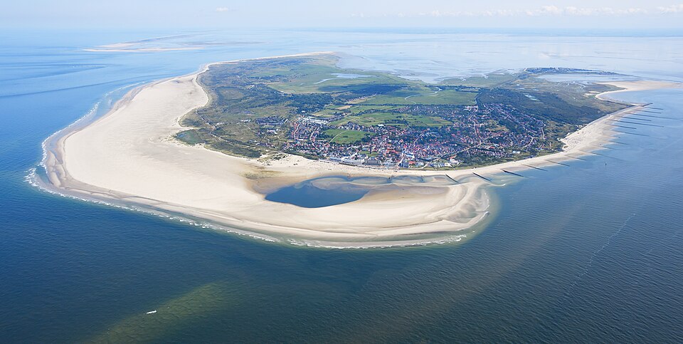 Umzug von Borkum nach Zypern per Container: Aerial image of Borkum (view from the west) – Foto: Carsten Steger, CC BY-SA 4.0, via Wikimedia Commons Umzug von Borkum nach Zypern per Container: Aerial image of Borkum (view from the west)