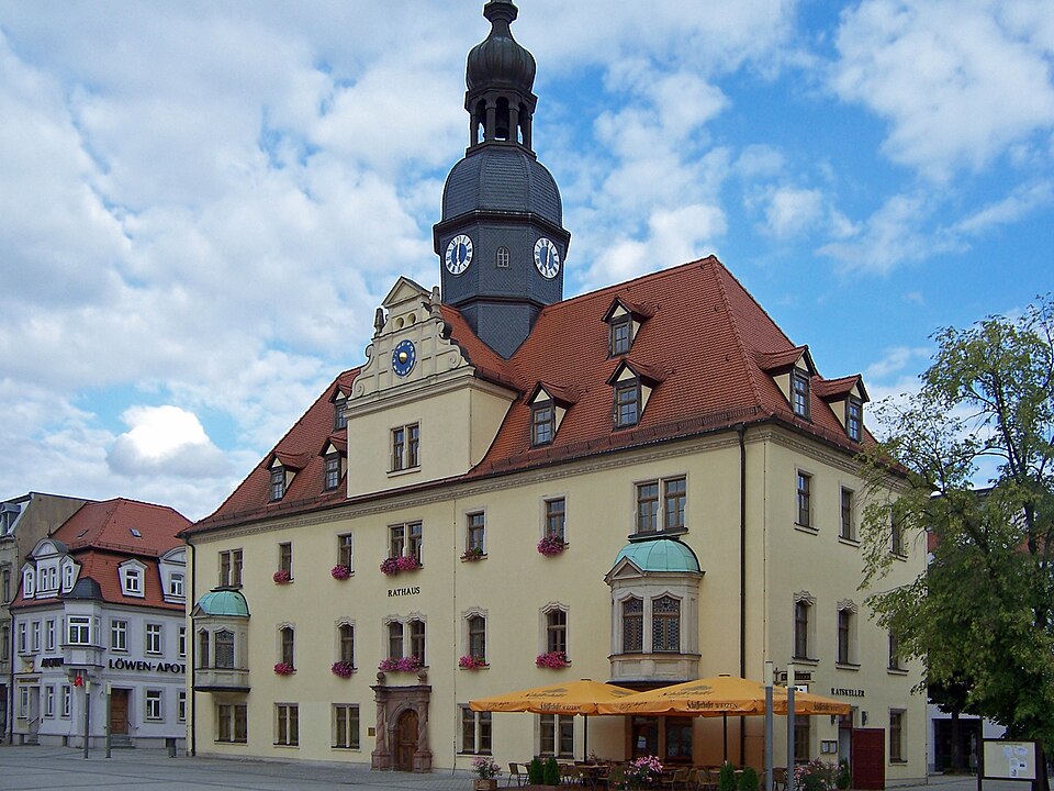 Umzug von Borna nach Zypern per Container: Bornaer Rathaus – Foto: Ronnsen, CC BY-SA 3.0, via Wikimedia Commons Umzug von Borna nach Zypern per Container: Bornaer Rathaus