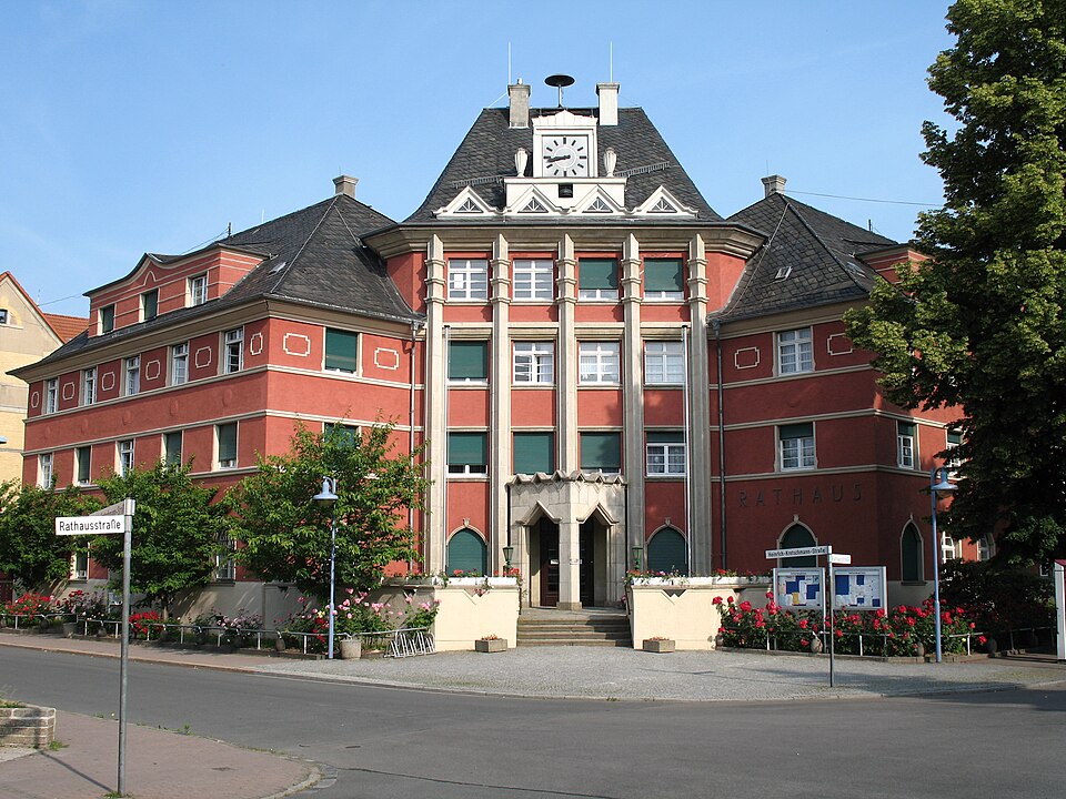 Umzug von Borsdorf nach Zypern per Container: Borsdorf town-hall – Foto: Grombo, CC BY-SA 3.0, via Wikimedia Commons Umzug von Borsdorf nach Zypern per Container: Borsdorf town-hall