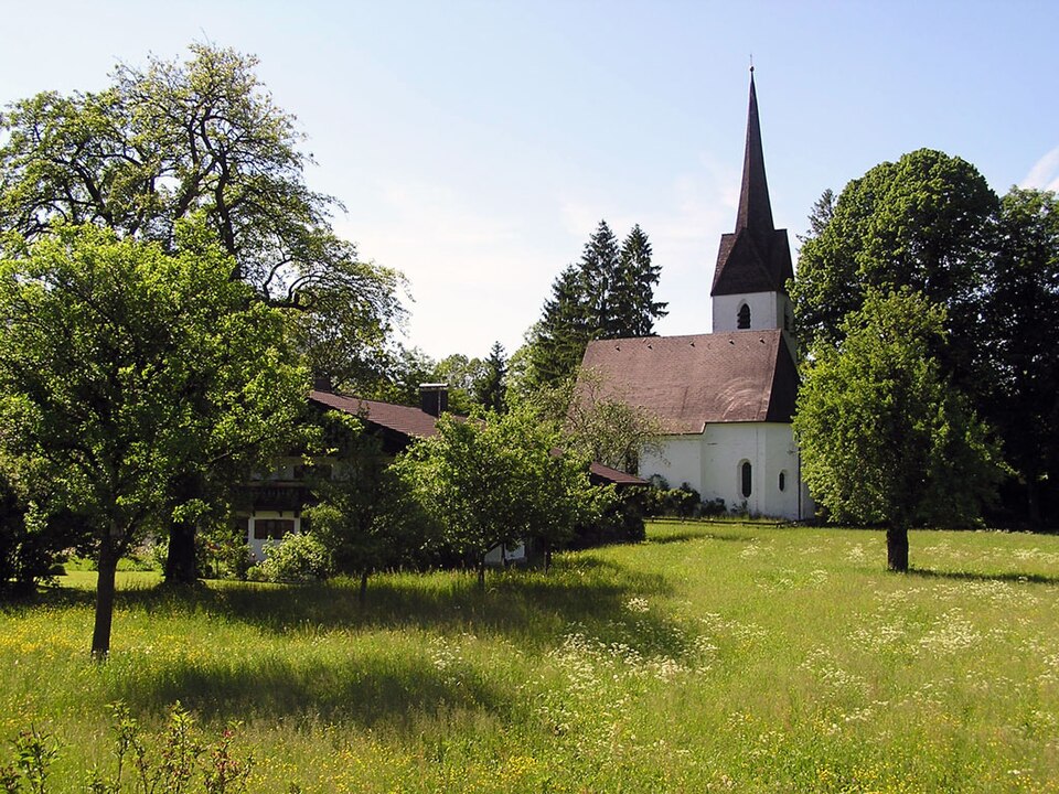 Umzug von Brannenburg nach Zypern per Palette: Degerndorf, Brannenburger Ägidiuskirche – Foto: The original uploader was Mostpatiently at German Wikipedia., CC BY-SA 3.0, via Wikimedia Commons Umzug von Brannenburg nach Zypern per Palette: Degerndorf, Brannenburger Ägidiuskirche
