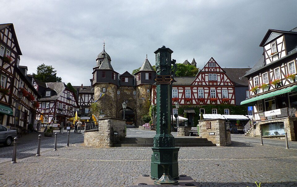 Umzug von Braunfels nach Zypern per Container: Marktplatz mit Brunnen und Fachwerkhäusern in Braunfels – Foto: Franzfoto, CC BY-SA 3.0, via Wikimedia Commons Umzug von Braunfels nach Zypern per Container: Marktplatz mit Brunnen und Fachwerkhäusern in Braunfels