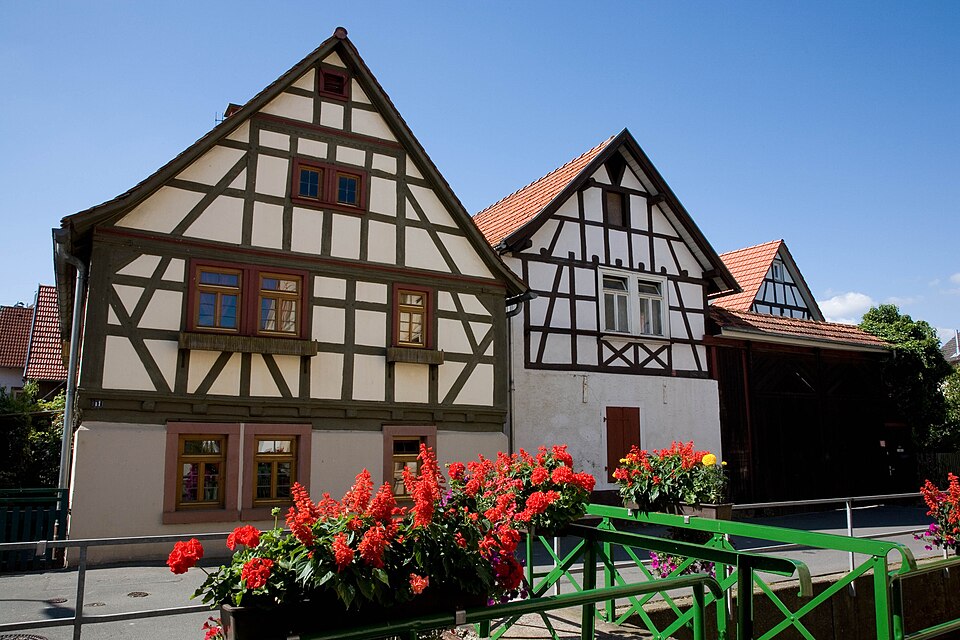 Umzug von Brensbach nach Zypern per Container: Fachwerkhaeuser in der Bachgasse von Nieder-Kainsbach in Brensbach – Foto: Reiner Müller, 64395 Brensbach, Germany, CC BY-SA 3.0, via Wikimedia Commons Umzug von Brensbach nach Zypern per Container: Fachwerkhaeuser in der Bachgasse von Nieder-Kainsbach in Brensbach