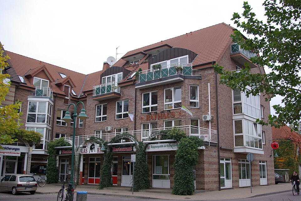 Umzug von Brieselang nach Zypern per Container: Brieselang Rathaus – Foto: Clemensfranz, CC BY-SA 3.0, via Wikimedia Commons Umzug von Brieselang nach Zypern per Container: Brieselang Rathaus