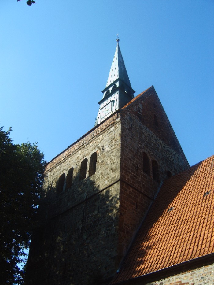 Umzug von Bruchhausen-Vilsen nach Zypern per Container: Bruchhausen-Vilsen, Turm St. Cyriakus Kirche – Foto: Tobiasbruvi, Public domain, via Wikimedia Commons Umzug von Bruchhausen-Vilsen nach Zypern per Container: Bruchhausen-Vilsen, Turm St. Cyriakus Kirche