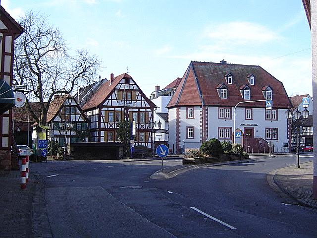 Umzug von Bruchköbel nach Zypern per Container: Marktplatz, Stadtbibliothek und Hotel Aloisius in Bruchköbel – Foto: Wolf - Dieter Neumann, CC BY-SA 3.0, via Wikimedia Commons Umzug von Bruchköbel nach Zypern per Container: Marktplatz, Stadtbibliothek und Hotel Aloisius in Bruchköbel