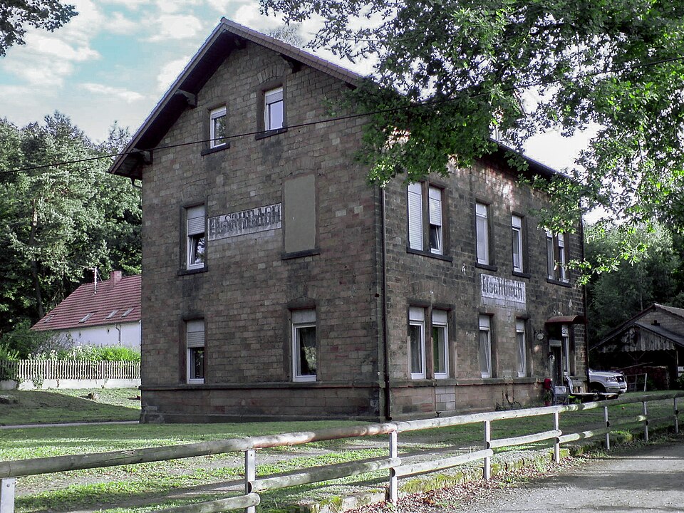 Umzug von Bruchmühlbach-Miesau nach Zypern per Container: Bahnhof Elschbach mit Nebengebäude in Bruchmühlbach-Miesau – Foto: Tara2, CC BY 3.0, via Wikimedia Commons Umzug von Bruchmühlbach-Miesau nach Zypern per Container: Bahnhof Elschbach mit Nebengebäude in Bruchmühlbach-Miesau