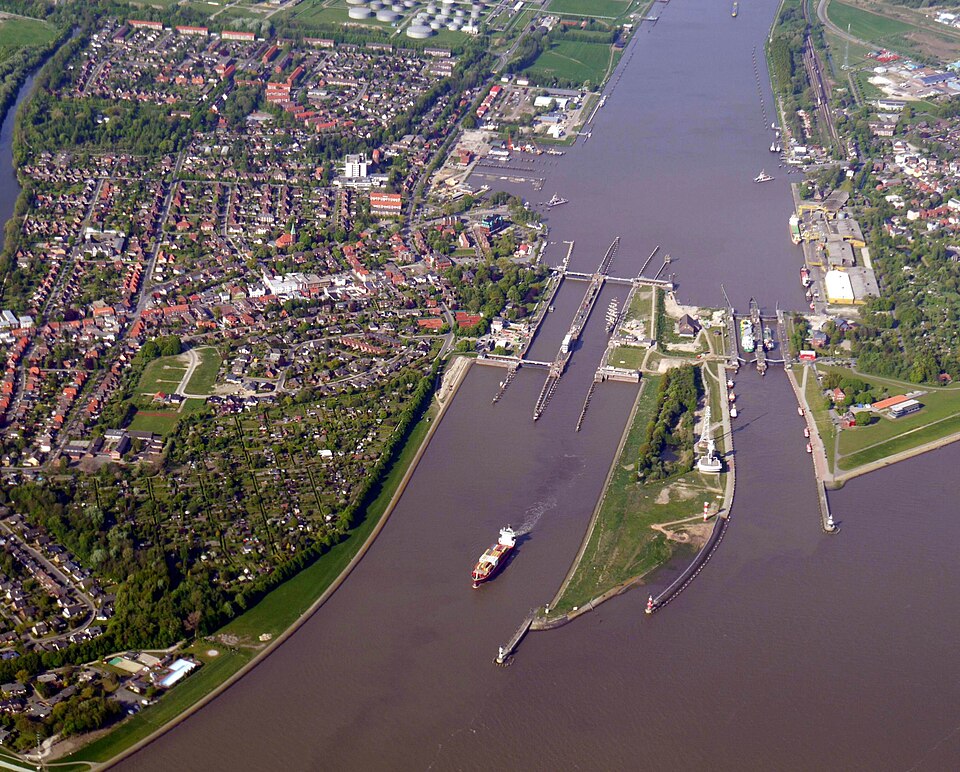 Umzug von Brunsbüttel nach Zypern per Container: Nord-Ostsee-Kanal Brunsbüttel – Foto: user:UlrichAAB, CC BY 3.0, via Wikimedia Commons Umzug von Brunsbüttel nach Zypern per Container: Nord-Ostsee-Kanal Brunsbüttel