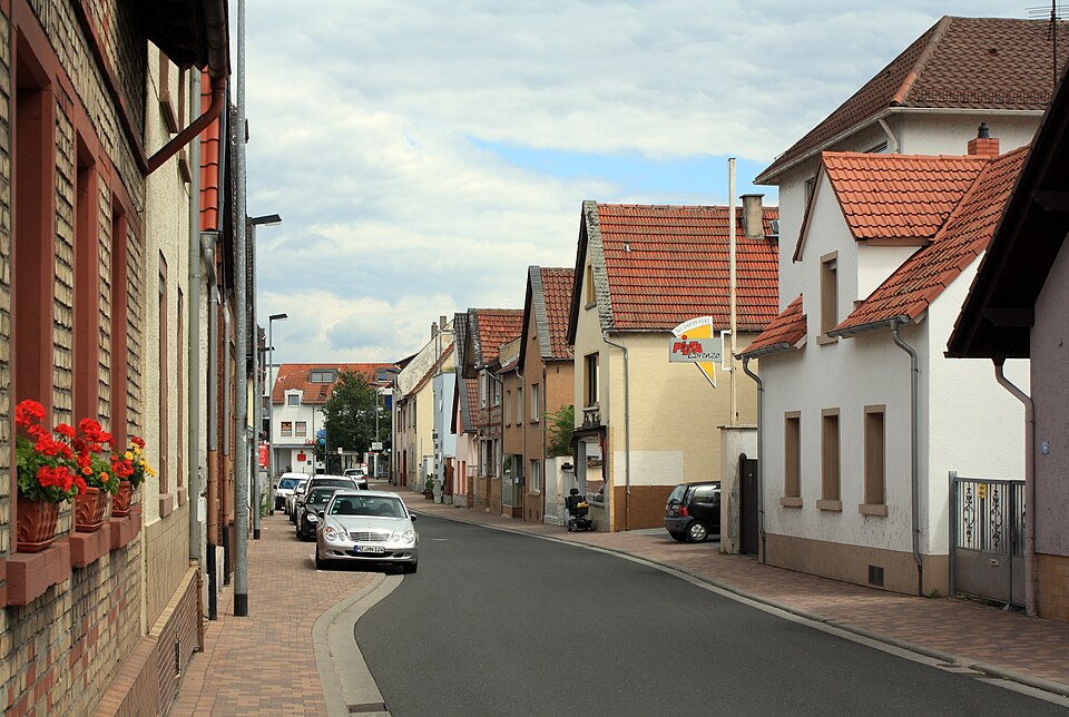 Umzug von Budenheim nach Zypern per Container: Budenheim Binger Strasse – Foto: Rudolf Stricker, Attribution, via Wikimedia Commons Umzug von Budenheim nach Zypern per Container: Budenheim Binger Strasse