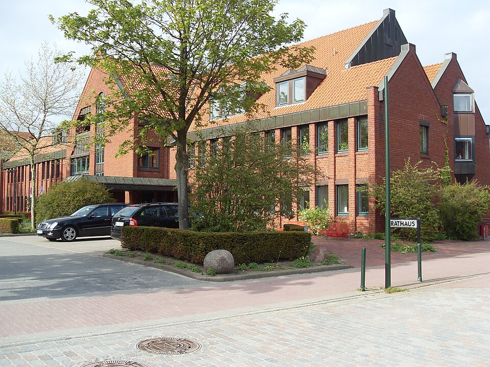 Umzug von Büdelsdorf nach Zypern per Palette: Buedelsdorf Rathaus in Büdelsdorf – Foto: Wusel007, CC BY 3.0, via Wikimedia Commons Umzug von Büdelsdorf nach Zypern per Palette: Buedelsdorf Rathaus in Büdelsdorf