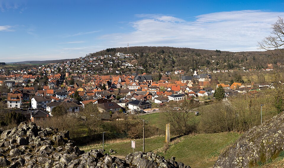 Umzug von Büdingen nach Zypern per Container: Büdingen-Altstadt (Wilder Stein) – Foto: Jörg Braukmann, CC BY-SA 4.0, via Wikimedia Commons Umzug von Büdingen nach Zypern per Container: Büdingen-Altstadt (Wilder Stein)