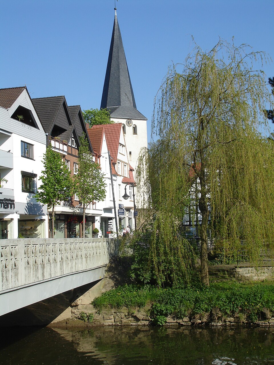 Umzug von Bünde nach Zypern per Container: Laurentiuskirche mit Bolldammbrücke in Bünde – Foto: Arminia1, CC BY-SA 3.0, via Wikimedia Commons Umzug von Bünde nach Zypern per Container: Laurentiuskirche mit Bolldammbrücke in Bünde