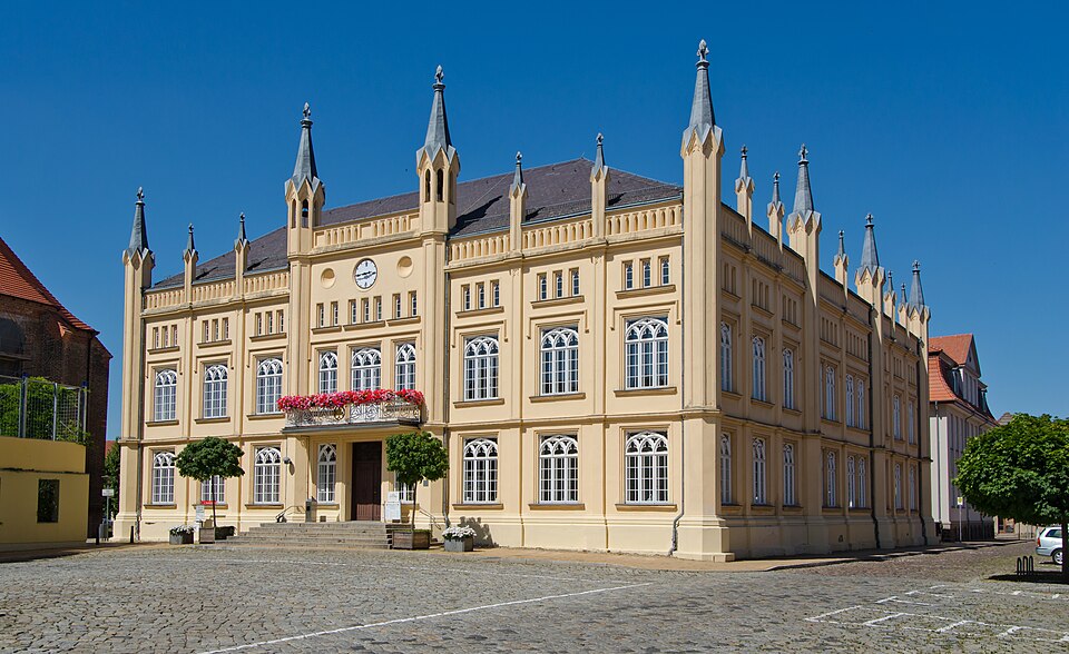 Umzug von Bützow nach Zypern per Container: Bützow Am Markt Rathaus – Foto: An-d, CC BY-SA 3.0, via Wikimedia Commons Umzug von Bützow nach Zypern per Container: Bützow Am Markt Rathaus